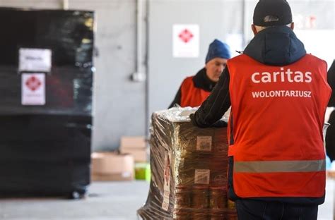 Zdjęcie przedstawiające dostarczanie pomocy humanitarnej lub wsparcia poszkodowanym po pożarze, np. zbiórka darów