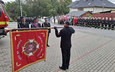 zdjęcie uroczystości jubileuszowej OSP Kudrowice z gośćmi i nowym sztandarem