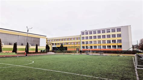 Abstrakcyjne zdjęcie szkoły lub kadetów symbolizujące wyzwania