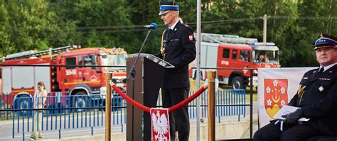 Zdjęcie lekkiego samochodu OSP Perzów podczas uroczystego powitania z szampanem