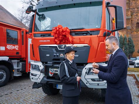 Zdjęcie przedstawiające nowy wóz ratowniczo-gaśniczy OSP Szewce podczas ceremonii przekazania