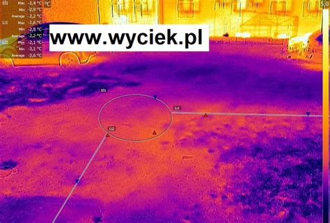 Strażak używa kamery termowizyjnej do lokalizacji zagrożenia