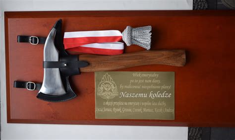 Przykładowe gadżety strażackie: kubek, toporek, statuetka