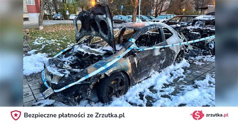 Ilustracja przedstawiająca wnętrze samochodu po podpaleniu z widocznymi zniszczeniami