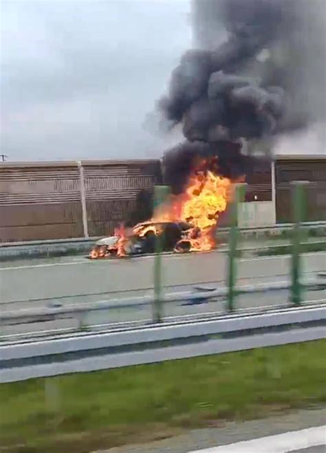 zdjęcie płonącego BMW na MOP-ie autostrady A1