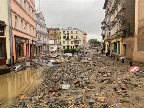 Zniszczone centrum Stronia Śląskiego po powodzi