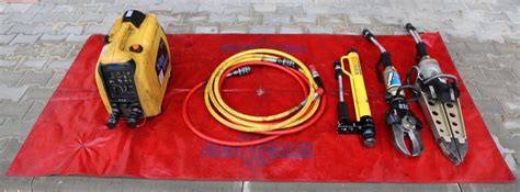 Zdjęcie nożyco-rozpieracza hydraulicznego w akcji