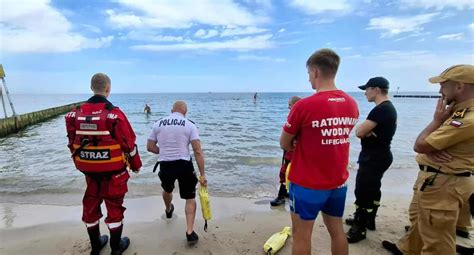 zdjęcie służb ratunkowych na wodzie przy płonącym jachcie