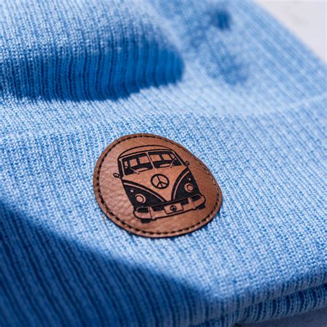 Zdjęcie różnych modeli czapek zimowych: beanie, smerfetka, z pomponem