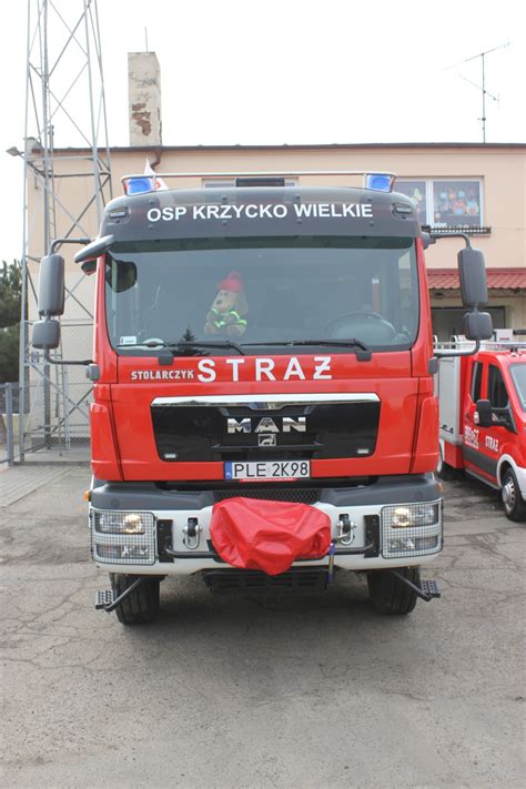 Zdjęcie grupowe druhów OSP Krzycko Wielkie podczas zebrania