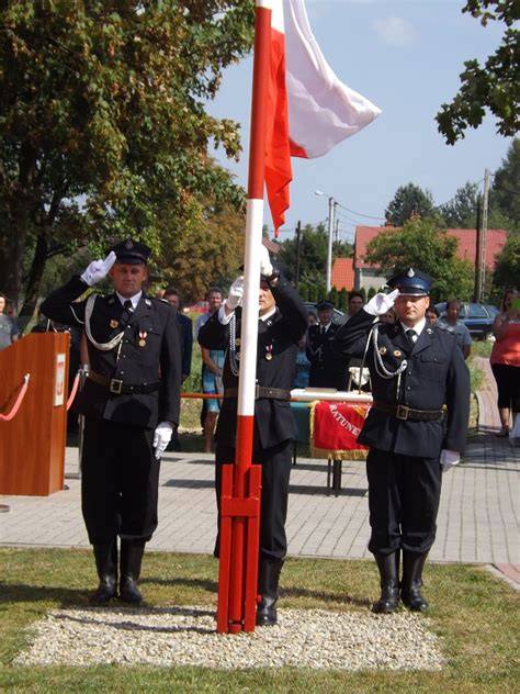 Zdjęcie przedstawiające Mirosława Pawlaka podczas przekazywania sztandaru OSP