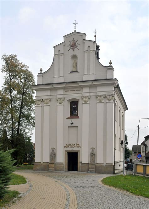 Zdjęcie fasady kościoła Matki Bożej Częstochowskiej w Mściowie