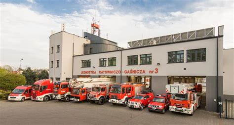 Zdjęcie odnowionego garażu OSP Czerna z nowymi bramami i odnowioną posadzką