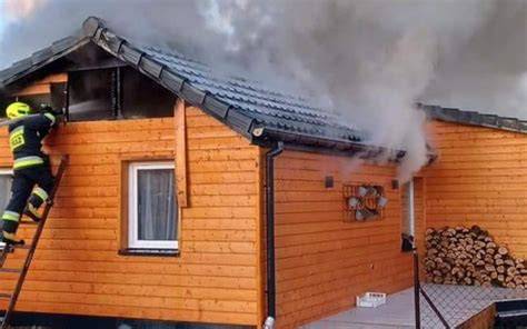 Zdjęcie przedstawiające całkowicie spalony dom jednorodzinny po pożarze
