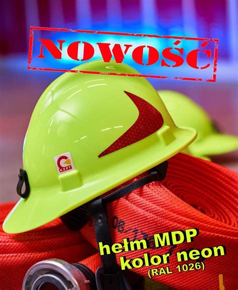 Zbliżenie na pasek podbródkowy i elementy odblaskowe hełmu MDP Płomyk
