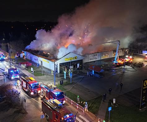 Zdjęcie płonącego supermarketu w Halinowie lub akcji gaśniczej