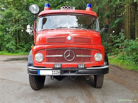 Zdjęcie klasycznego wozu strażackiego Mercedes-Benz 1113