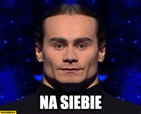 Dwoje ludzi patrzących na siebie, z subtelnymi elementami ognia lub ciepłego światła symbolizującego rodzące się uczucie