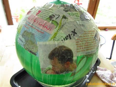 Balon pokryty kawałkami gazety i kleju
