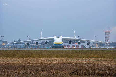 Zdjęcie samolotu An-225 Mrija lądującego na Lotnisku Chopina