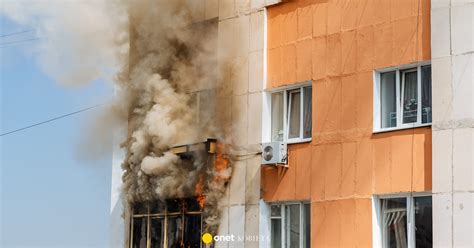 zdjęcie mieszkańców próbujących gasić pożar przed przyjazdem straży pożarnej