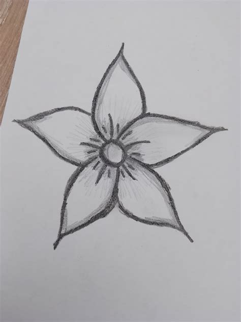 Ręczne szkice logo na papierze