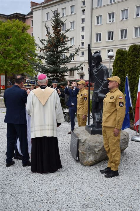 zdjęcie przedstawiające uroczysty apel i odsłonięcie figury św. Floriana