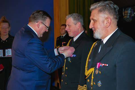 zdjęcie przedstawiające wręczanie odznaczeń podczas ceremonii