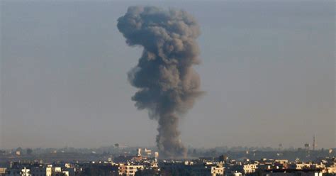 zdjęcie przedstawiające dym unoszący się z płonącego budynku w Gdańsku