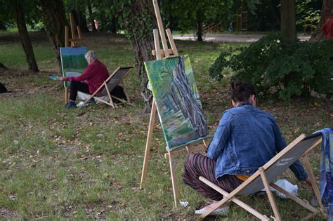 Artyści podczas pleneru malarskiego w malowniczej okolicy 