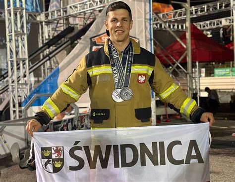 Zdjęcie rodzin strażackich OSP Bolimów z medalami i wyróżnieniami