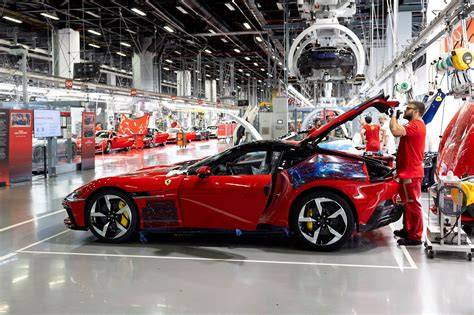 Zdjęcie spalonego Ferrari w Warszawie
