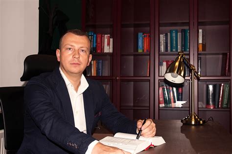 Zdjęcie przedstawiające zadymione i spalone wnętrze kancelarii prawnej w Rzeszowie