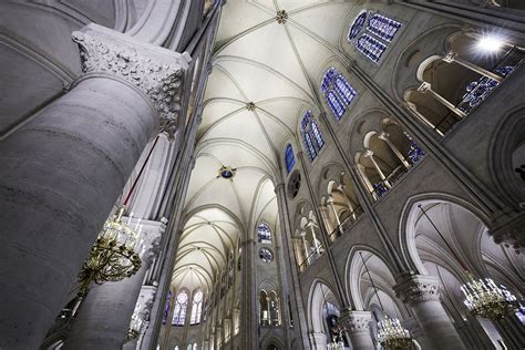 Wnętrze Katedry Notre-Dame po pożarze, widoczne uszkodzenia dachu i sklepienia
