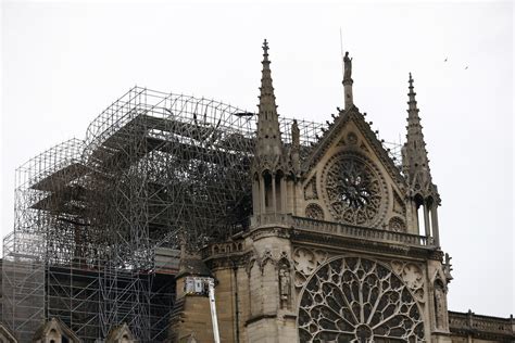 Zabytkowe rozety Katedry Notre-Dame po pożarze, widoczne mimo zniszczeń