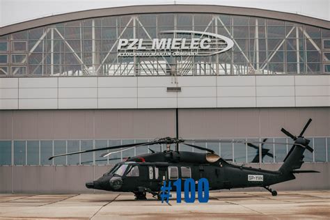 Zdjęcie przedstawiające halę montażową PZL Mielec z powstającymi śmigłowcami Black Hawk