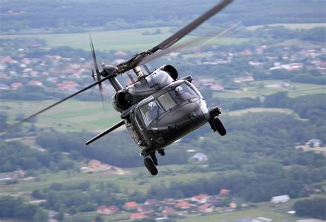 Infografika przedstawiająca śmigłowiec S-70 Firehawk ze zbiornikiem na wodę i schematem jego działania
