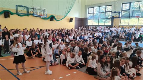 Zdjęcie przedstawiające uczniów podczas uroczystego rozpoczęcia roku szkolnego
