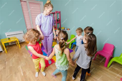 Zdjęcie dzieci z przedszkola podczas przedstawienia lub zajęć