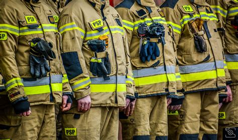 Zdjęcie strażaka w nowoczesnym ubraniu specjalnym, podkreślające jego krój i detale.