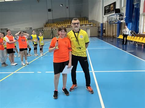 Zgromadzone drużyny strażackie przed rozpoczęciem zawodów