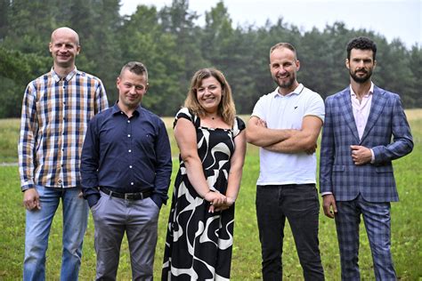 Zdjecie grupowe uczestników 13. edycji programu Rolnik szuka żony
