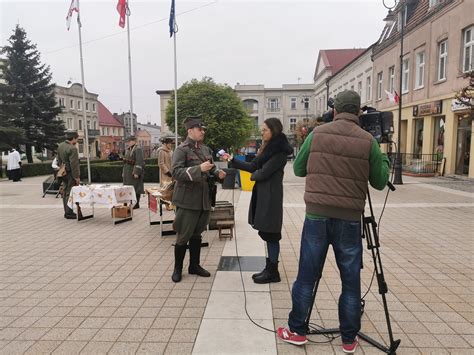 Zgromadzenie na rynku w Wąwolnicy podczas gminnego święta