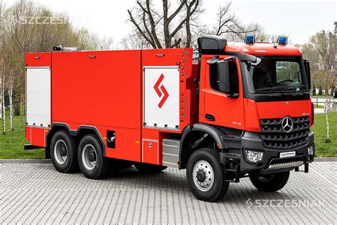 Nowoczesny samochód ratowniczo-gaśniczy Mercedes-Benz Arocs z zabudową WISS