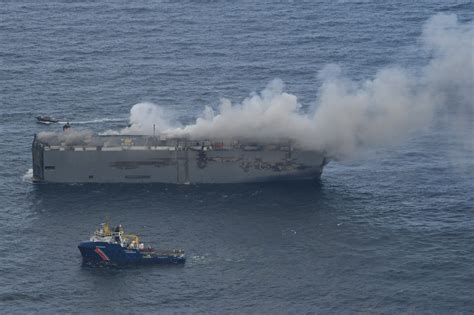 Wizualizacja płonącego statku towarowego Fremantle Highway na morzu