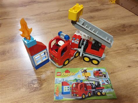 Zestaw LEGO Duplo Wóz Strażacki (10592) z figurką strażaka i płonącym budynkiem