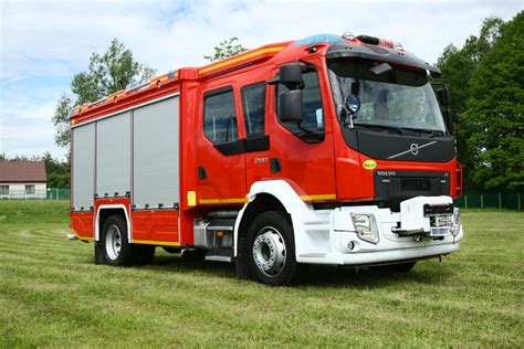 Nowy wóz strażacki Volvo GBA 2,5/26,9 Pr 250 dla OSP Trzebiesławice z bliska