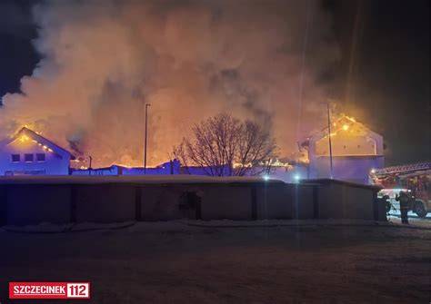 Widok na płonący market Biedronka w Polanowie z unoszącymi się kłębami dymu