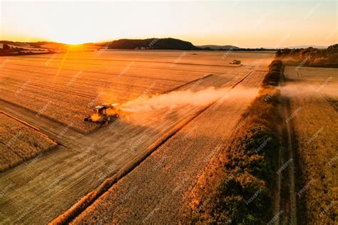 Żniwa i ryzyko pożarów - kombajn na suchym polu