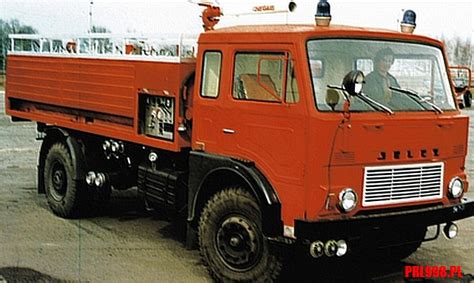 Zdjęcie ciężkiego samochodu gaśniczego wodno-pianowego Jelcz 004 - GCBA 6/32 z lat 80-tych XX wieku.